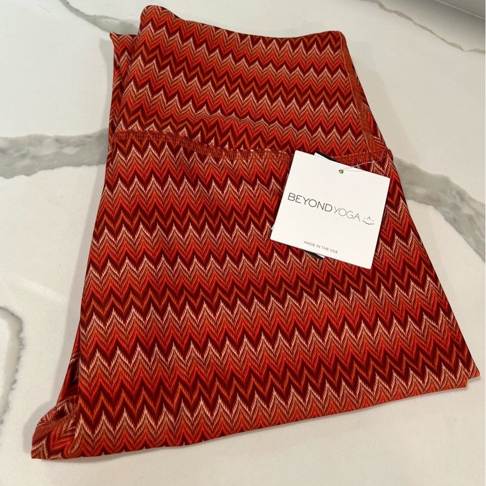 Beyond Yoga NWT women's high waisted midi-leggings size XL paprika‎ Chevron